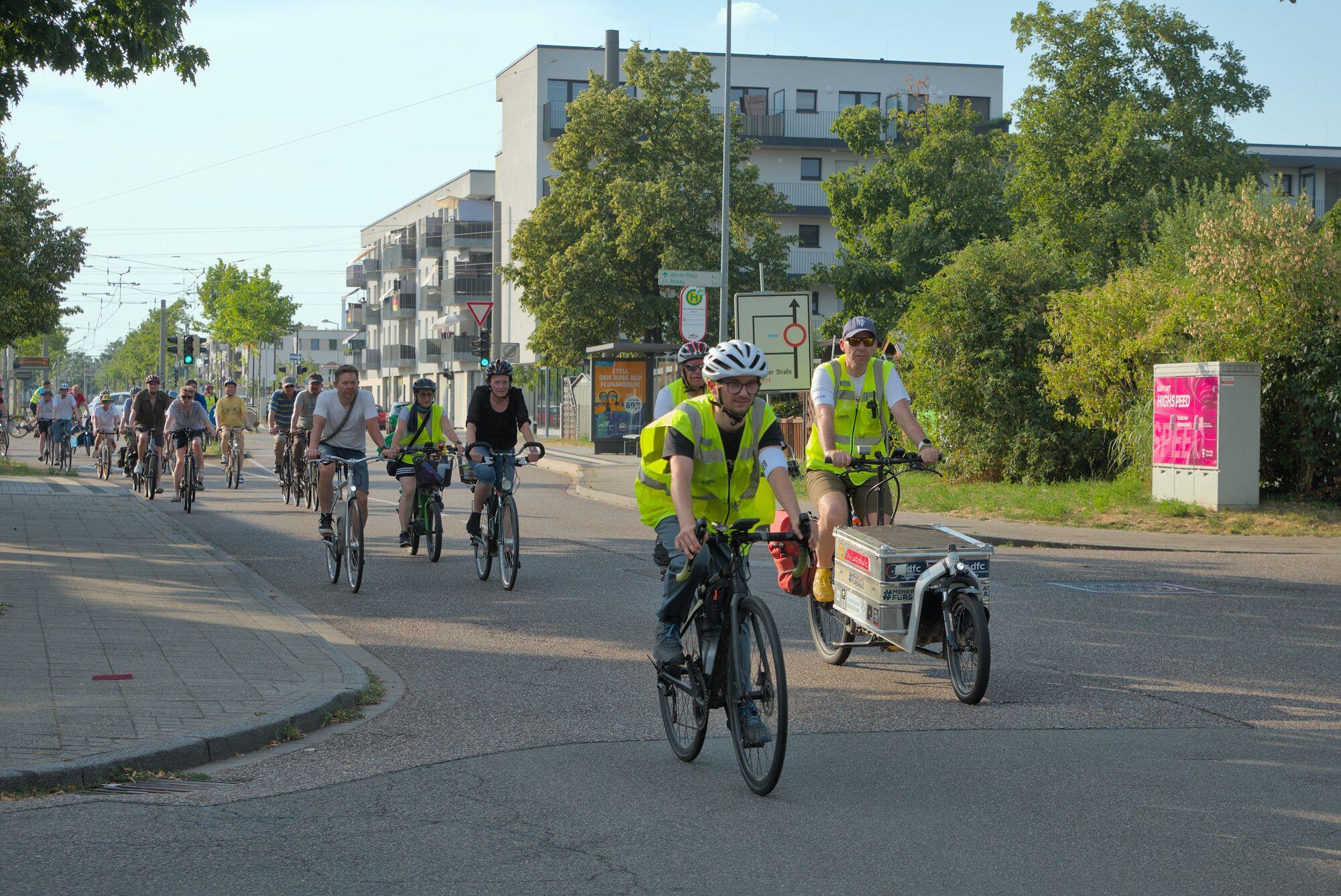 CM von vorn mit Ordnerblock in der Annweiler Straße